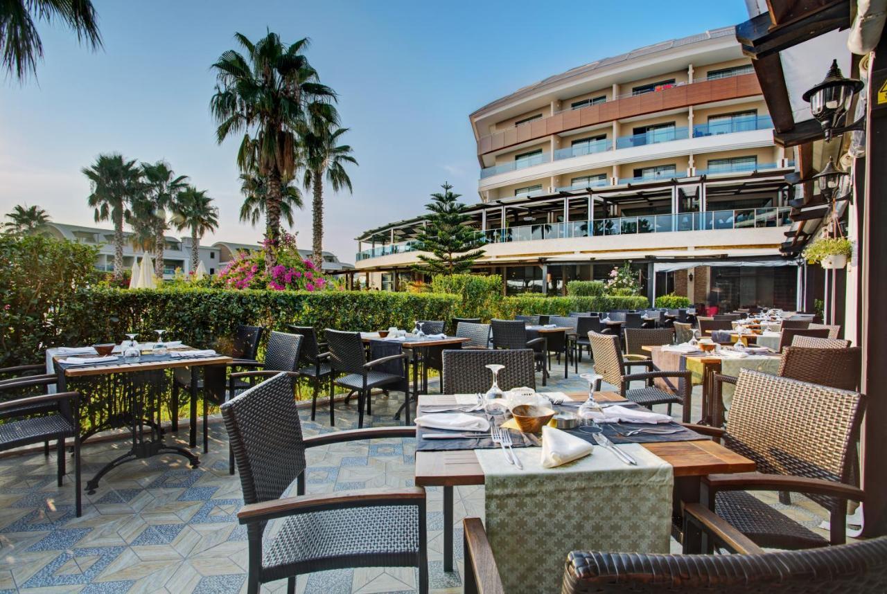 Tui Magic Life Jacaranda Hotel Side Exterior photo The hotel's restaurant